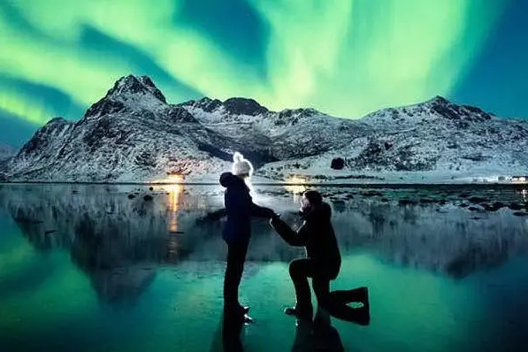 Sotto la luce dell'aurora boreale, la proposta di matrimonio più bella