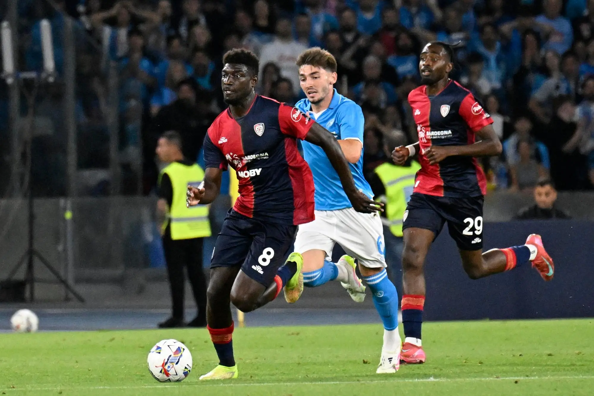 Michel Adopo in Napoli-Cagliari (foto Ansa)