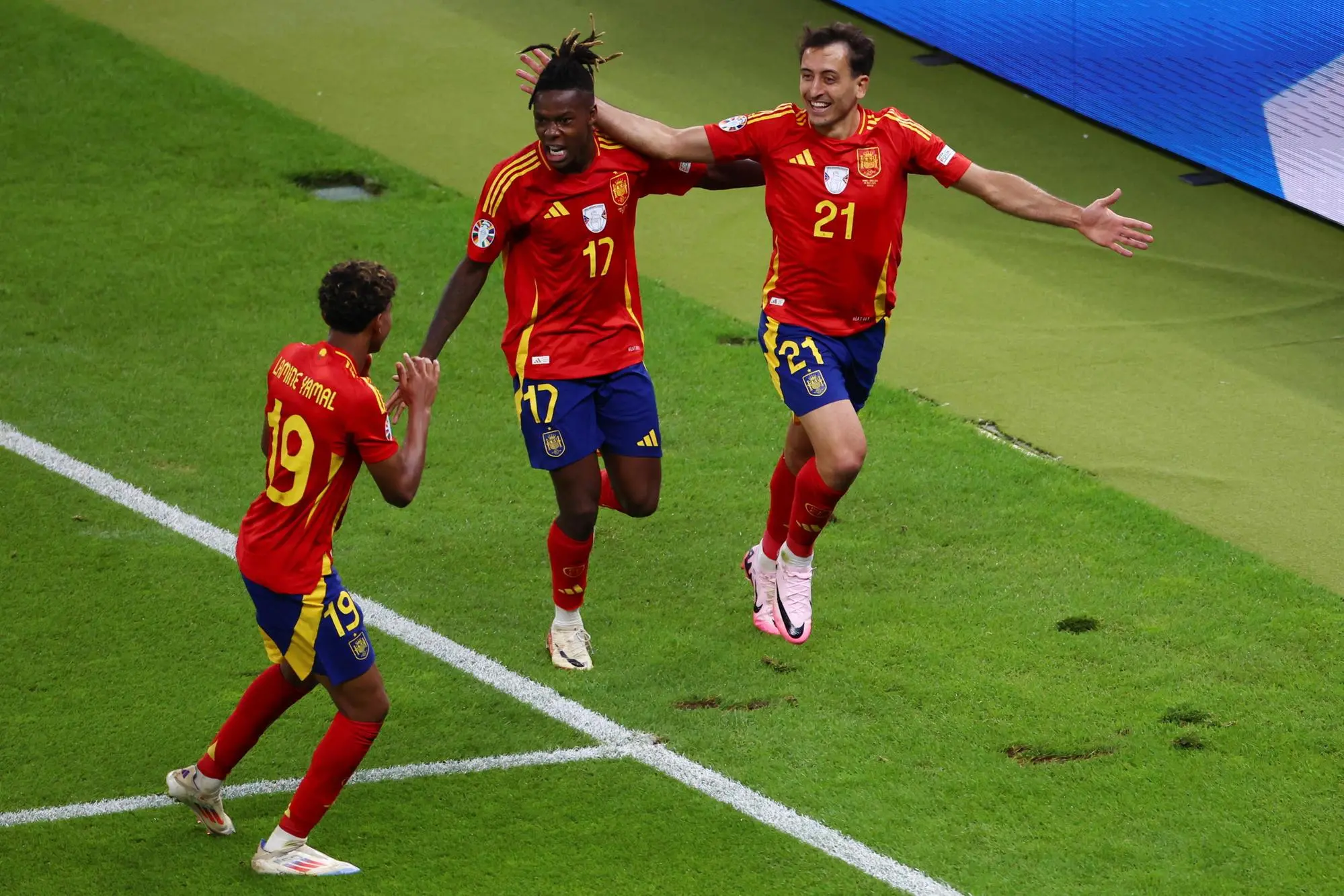 epa11478730 Mikel Oyarzabal (R) of Spain celebrates with teammates Nico Williams (C) and Lamin Yamal (L) after scoring the 2-1 goal during the UEFA EURO 2024 final soccer match between Spain and England, in Berlin, Germany, 14 July 2024. EPA/HANNIBAL HANSCHKE