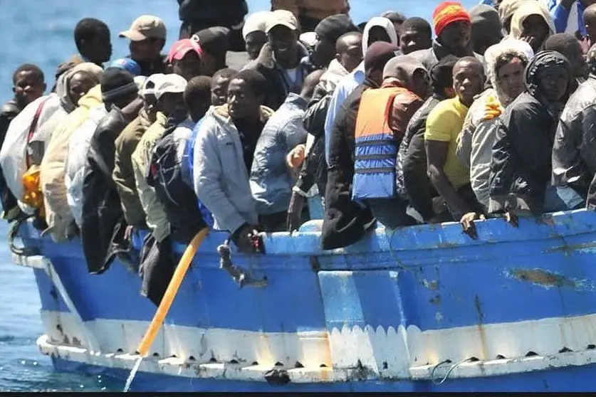 Uno sbarco di immigrati sulle coste italiane (archivio L'Unione Sarda)