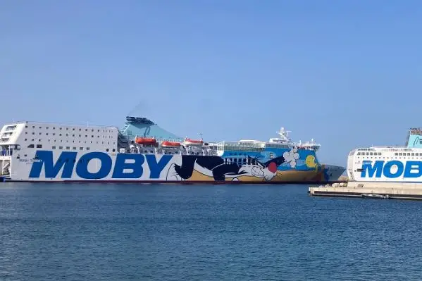 La nave Moby nel porto di Porto Torres (foto Pala)