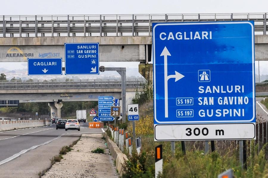 Spostamenti, gli italiani preferiscono le strade. E spunta il “caso Sardegna”
