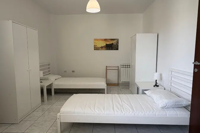 Il dormitorio di via Alghero