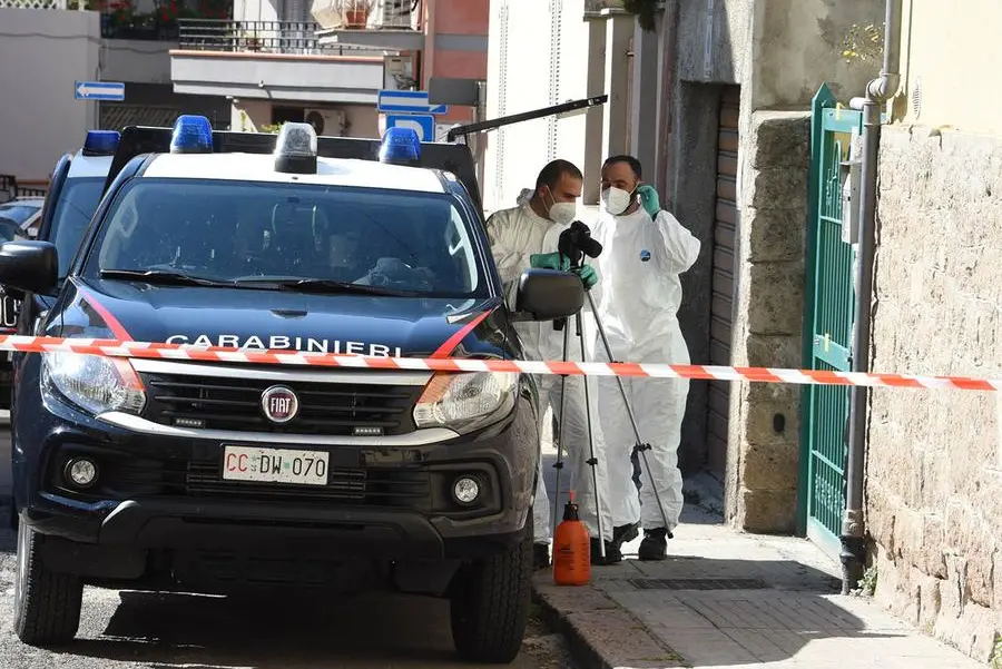Gli investigatori del Ris di Cagliari durante i rilievi (foto L'Unione Sarda - Calvi)