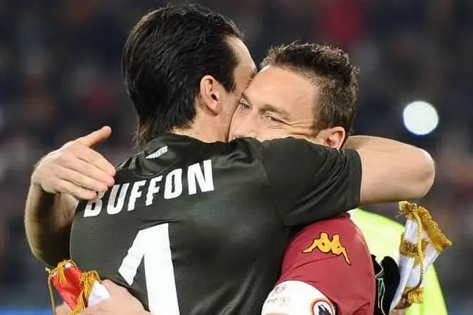 Abbraccio fra Totti e Buffon
