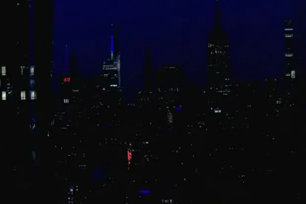 New York immersa in un buio quasi totale (Ansa)