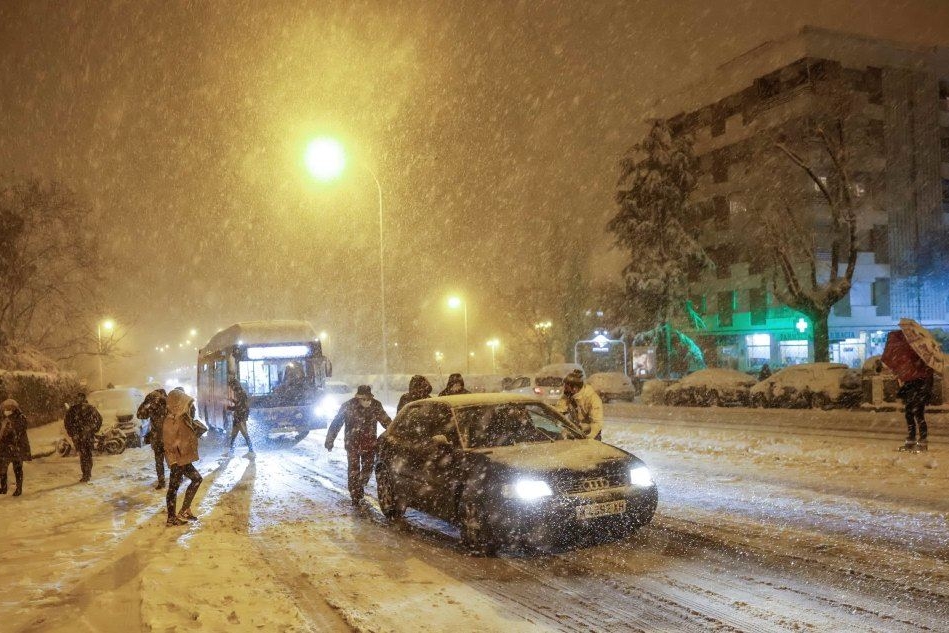 Bufera di neve in Spagna, caos sulle strade e tre morti