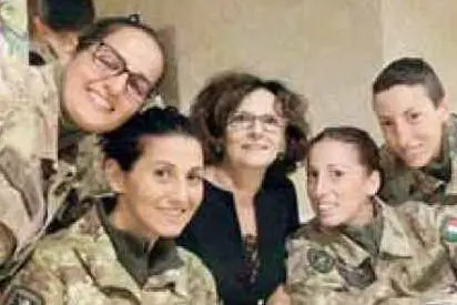 Antonella Serrenti tra alcune soldatesse dell'esercito