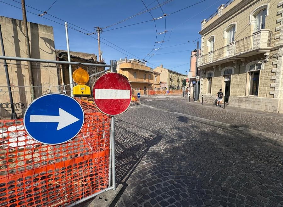 Lavori in centro, l’incubo continua: slittano di un mese
