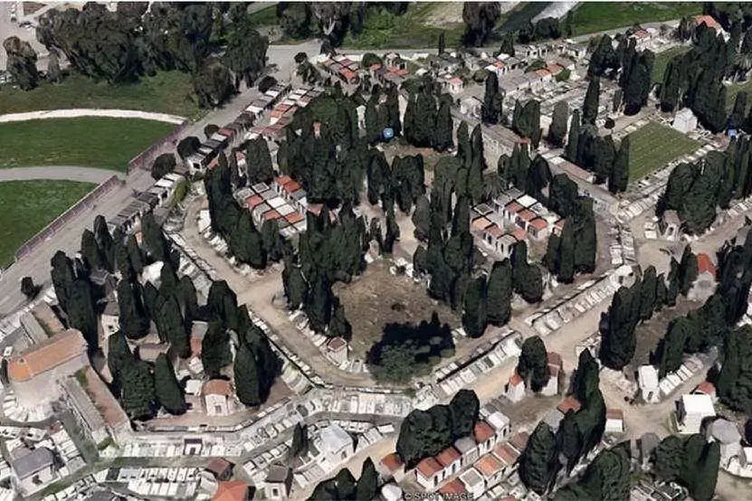 Una veduta aerea del cimitero di Oristano