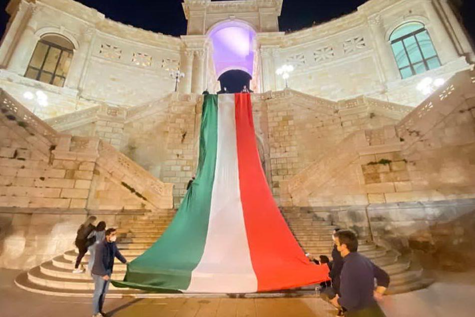 Cagliari, un tricolore gigante al Bastione per solidarietà ai ristoratori in crisi