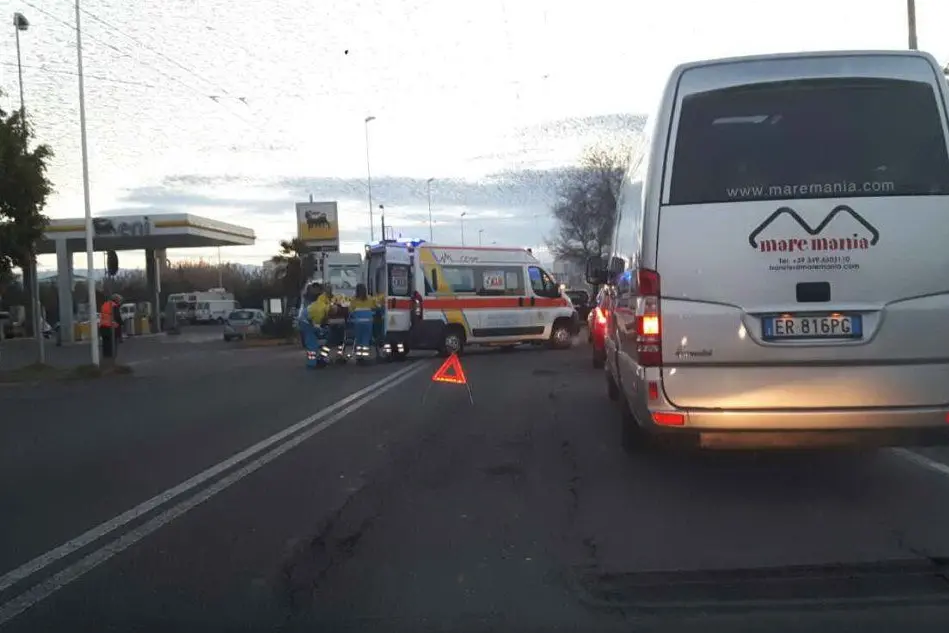 Il ferito viene caricato sull'ambulanza