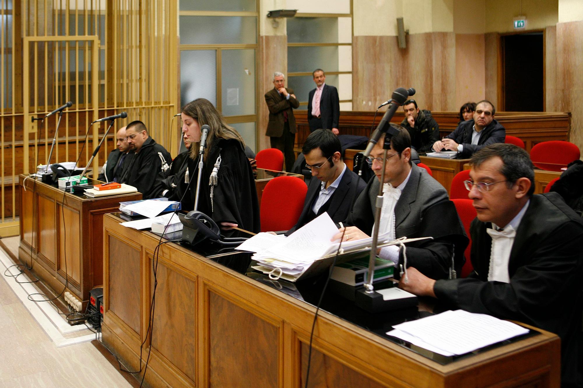 Inquirenti e difensori durante il processo a Cagliari (archivio)