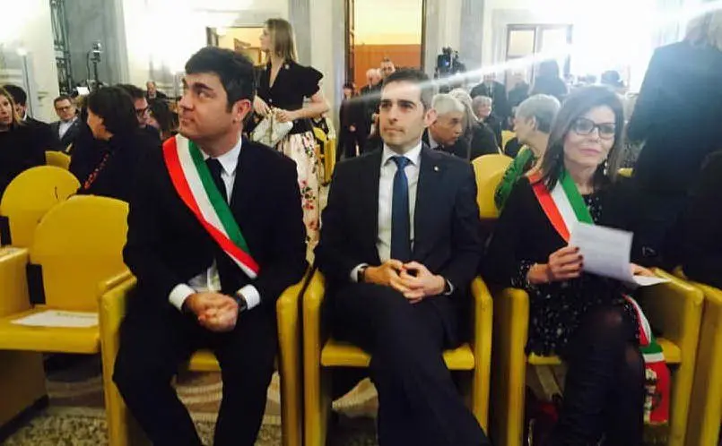 L'attesa del sindaco di Nuoro seduto accanto al collega di Parma Pizzarotti