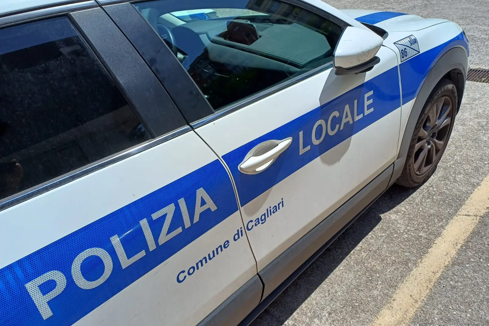 Un'auto della polizia locale di Cagliari