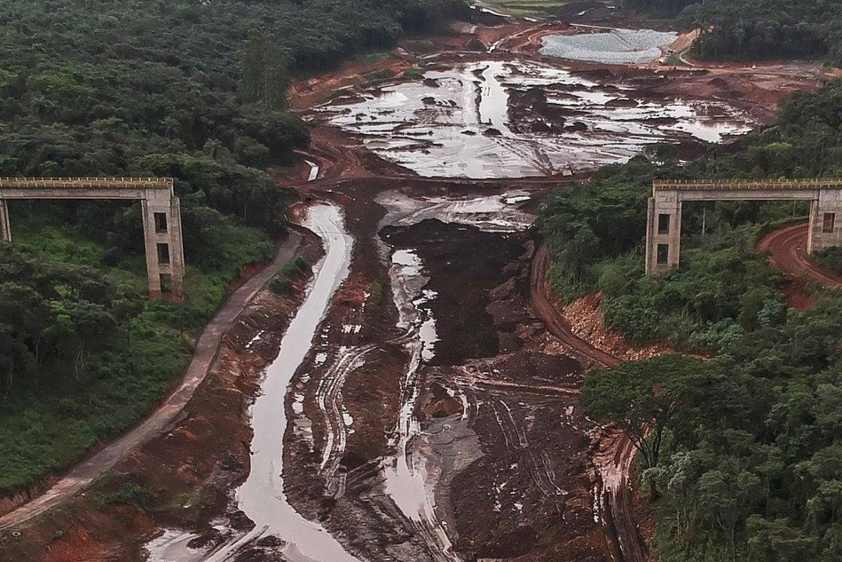 Il crollo della diga di Brumadinho (Ansa)