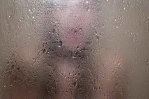 Filmare la vicina nuda non è reato: se la doccia è senza tende
