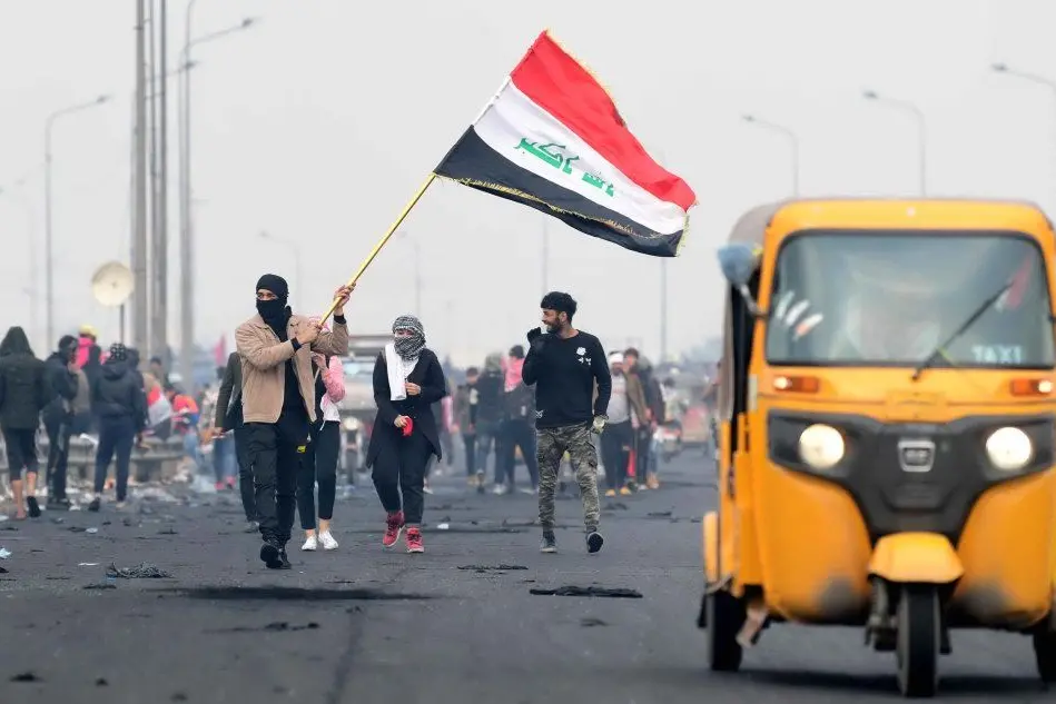 Manifestanti a Baghdad (Ansa)