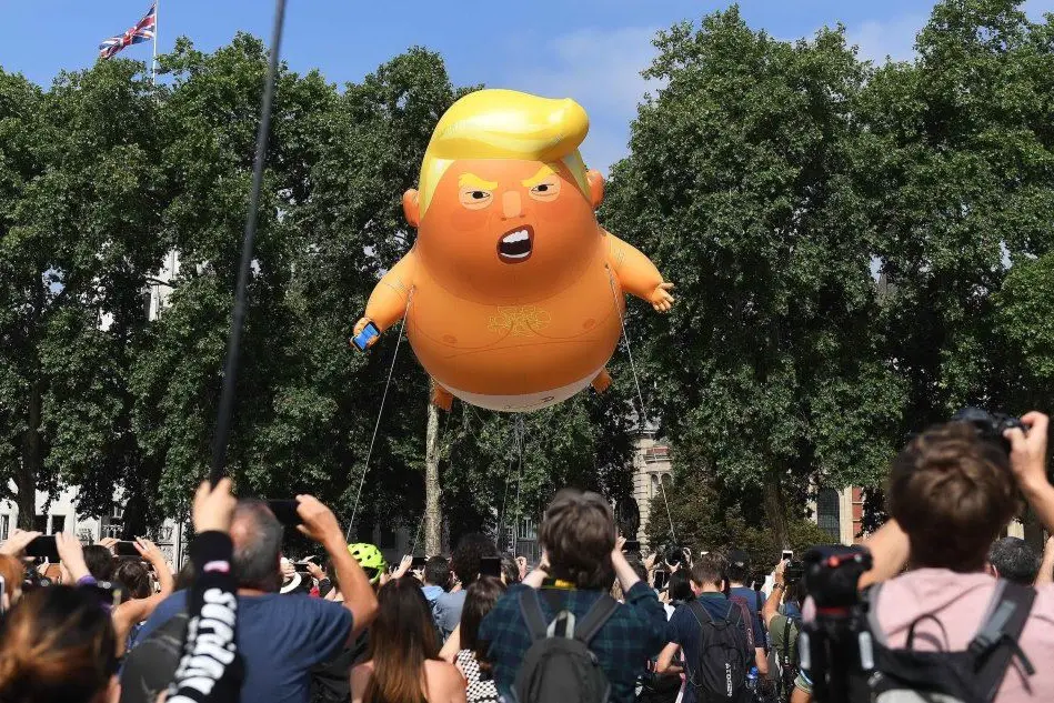 Un pallone gonfiabile con le fattezze di Donald Trump è stato lanciato in aria nel cielo di Londra