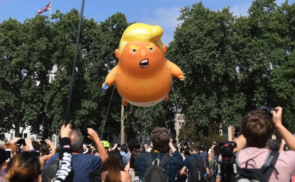 Un pallone gonfiabile con le fattezze di Donald Trump è stato lanciato in aria nel cielo di Londra