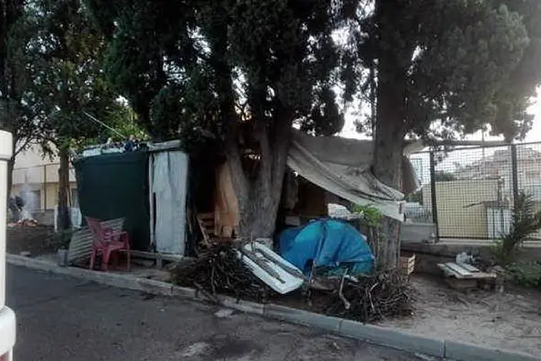 La baracca in cui vive Giuseppe nella foto pubblicata su Facebook da Pino