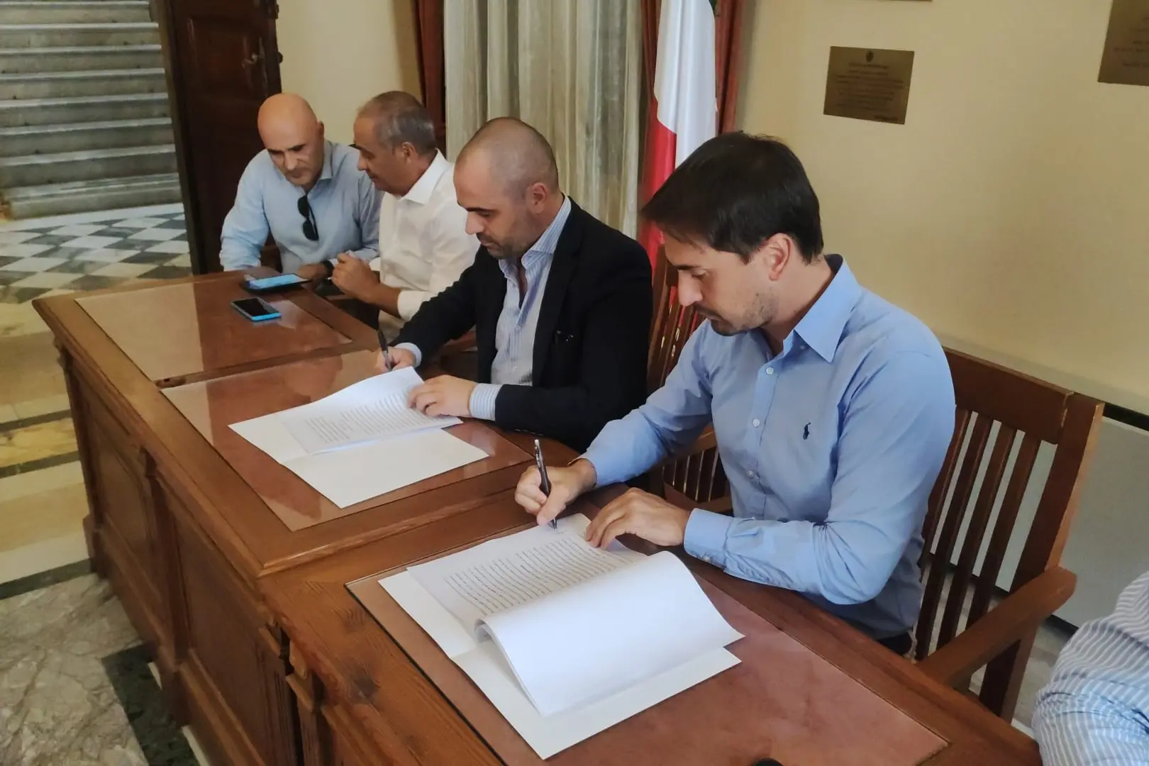 La Maddalena, la firma dell'assessore Salaris e del sindaco Lai (foto Ronchi)