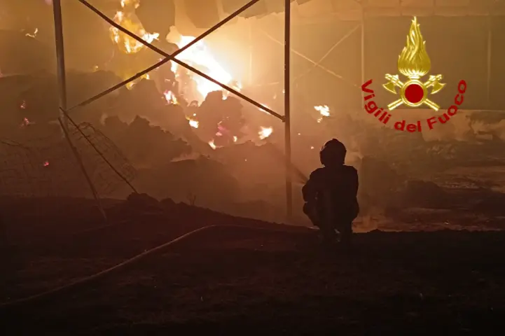 Incendio in un deposito di fieno: inferno di fuoco a Benetutti