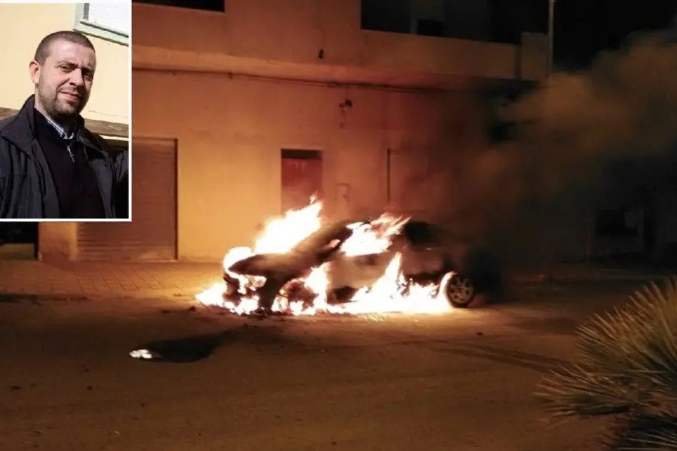 L'auto incendiata (foto L'Unione Sarda - Falchetto), nel riquadro il sindaco (Archivio L'Unione Sarda)
