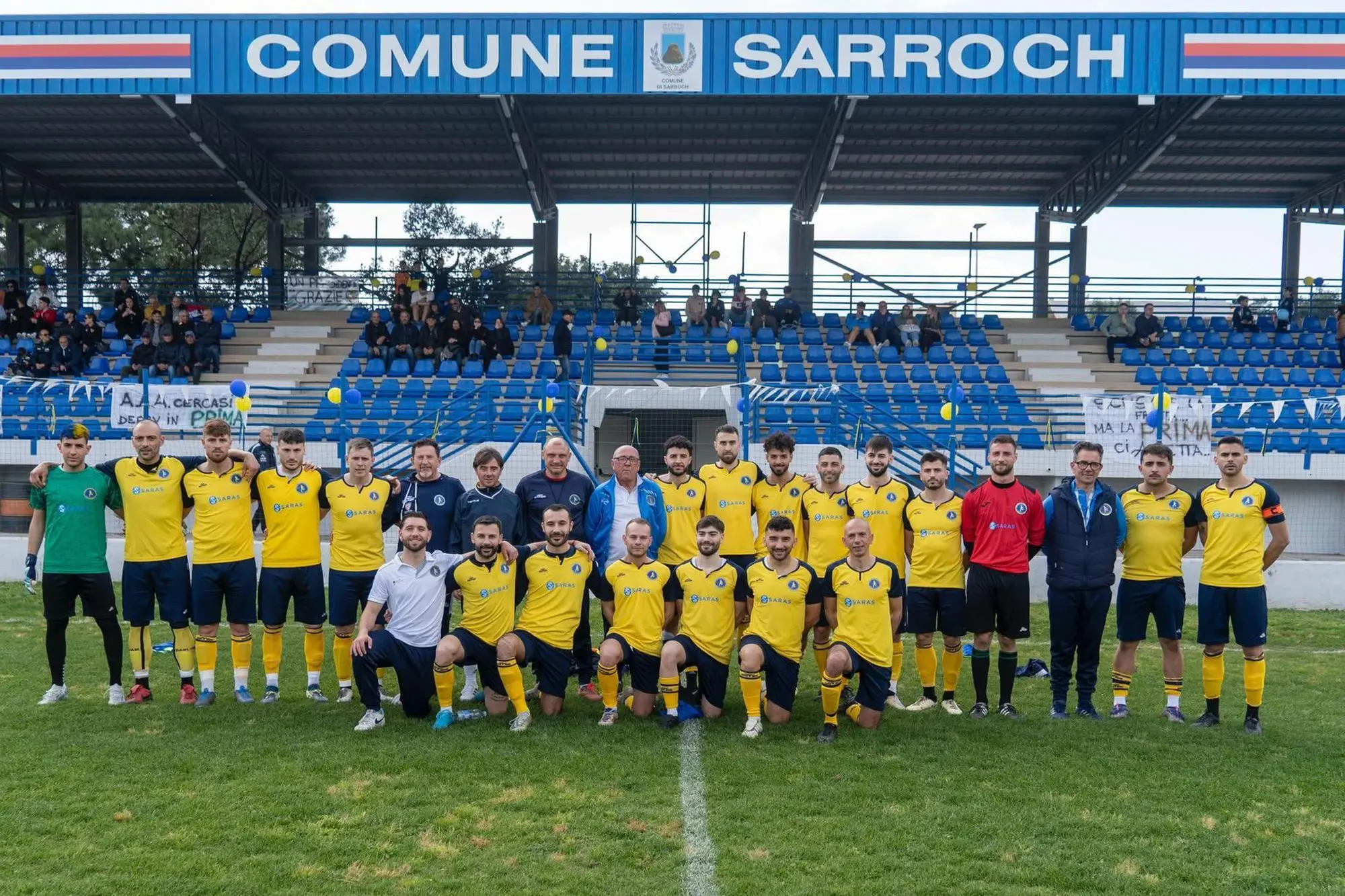 Lo stadio e la Gioventù Sarroch che ha vinto il campionato di Seconda Categoria