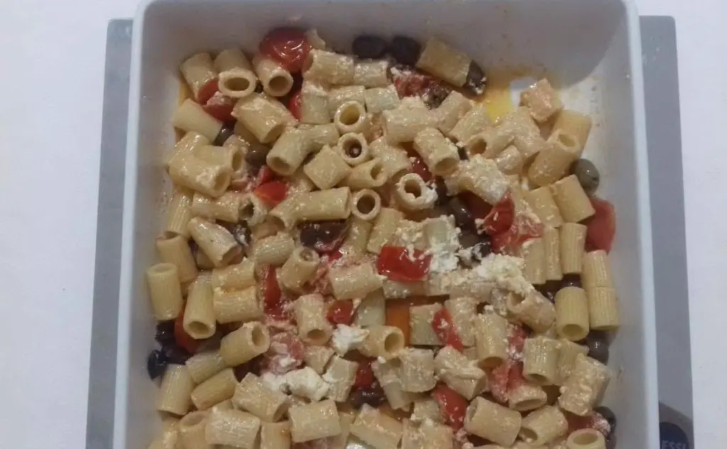 Maniche con pomodorini cherry, olio d'oliva di frantoio, olive taggiasche e ricotta mustia (piatto di Maria Luisa, Cagliari)