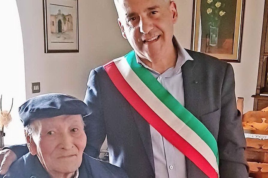 Nonno Gigi con il sindaco Perra (L'Unione Sarda - Sirigu)