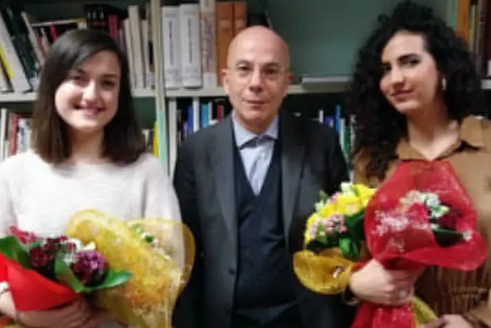 Le due laureate premiate col sindaco di Mogoro Sandro Broccia