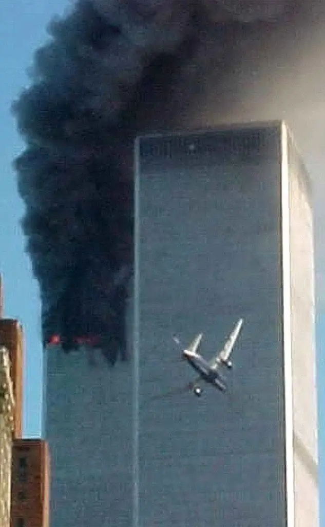 Il secondo aereo poco prima dello schianto sulla torre del World Trade Center