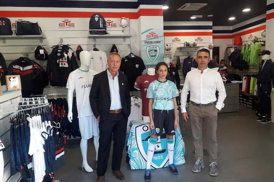 La presentazione della nuova maglia dell'Olbia (i. g.)