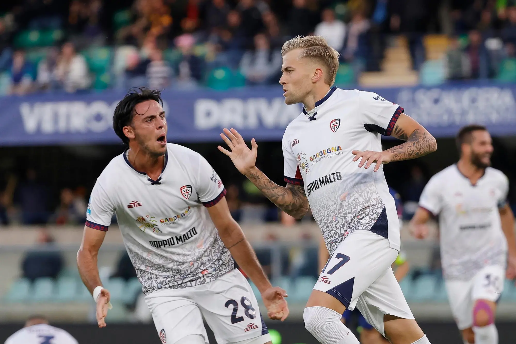 Cagliari's Mattia Felici jubilates with his teammate Cagliari's Gabriele Zappa after scoring the goal 2-2 during the Italian Serie A soccer match Hellas Verona vs Cagliari Calcio at Stadio Marcantonio Bentegodi in Verona, Italia, 26 October 2025. ANSA/EMANUELE PENNACCHIO