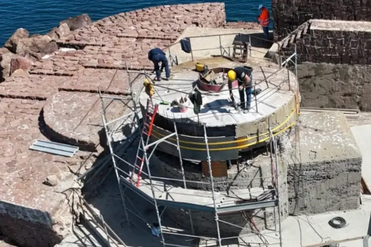 Il delicato intervento di spostamento del fortino (foto concessa)