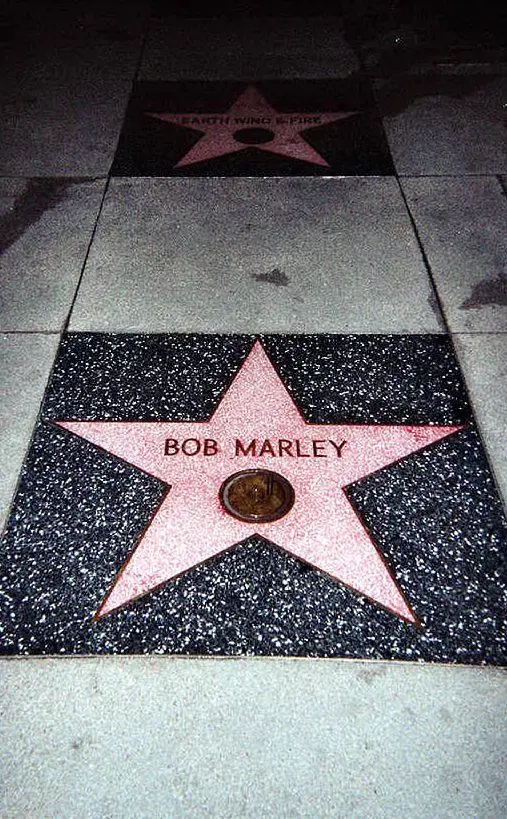 Scrive la storia del reggae (in foto la Walk of fame di Hollywood)