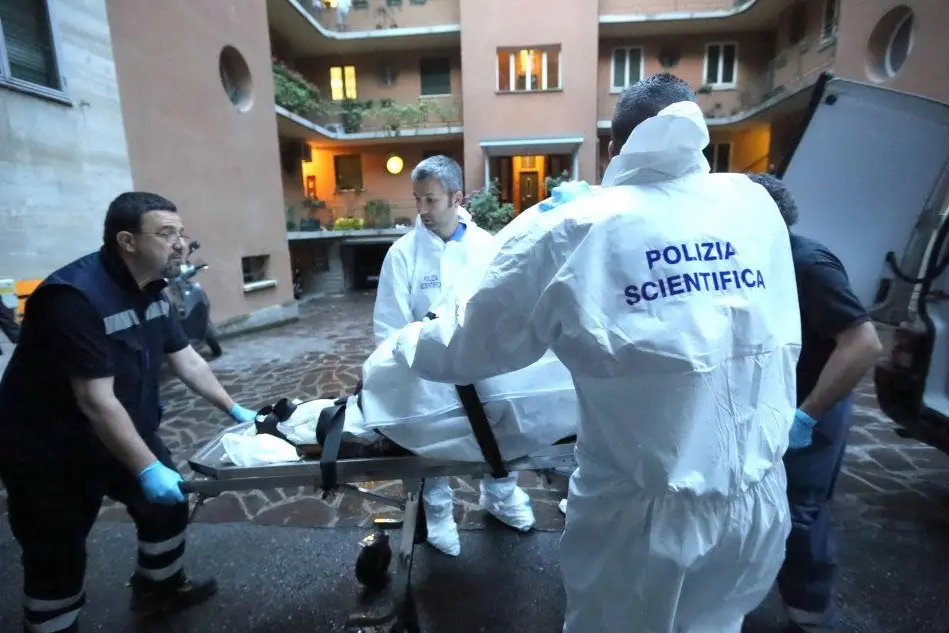 Polizia scientifica al lavoro mentre viene portato via il cadavere di Silvia Caramazza