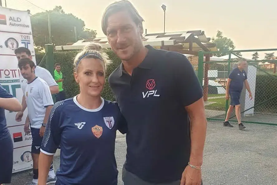 Francesco Totti con l'attaccante della Res Woman Vanessa Nagni (foto Res Woman)