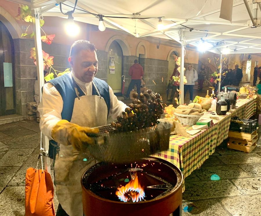 Fiera delle castagne: la pioggia non ferma la festa del gusto