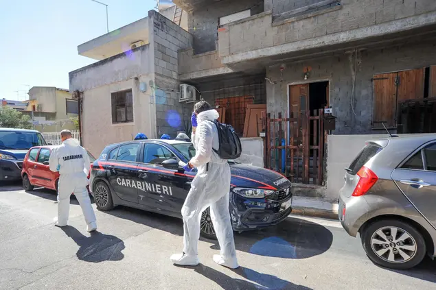 Investigatori davanti alla casa in via Tuveri ad Assemini (archivio L'Unione Sarda - Cucca)