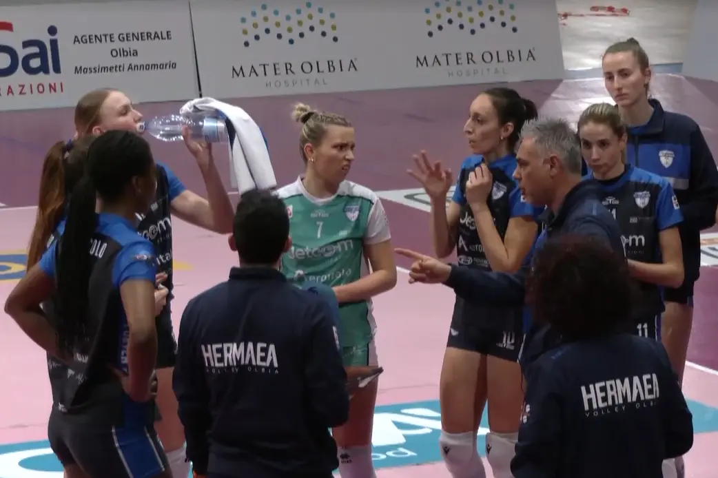 Guadalupi si confronta con la squadra durante un time out (foto Ilenia Giagnoni)