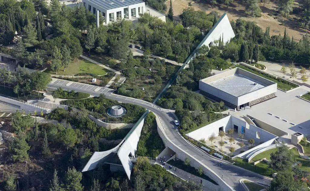 È stato presidente della Commissione dei Giusti tra le nazioni di Yad Vashem