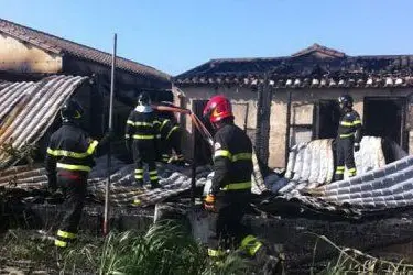 L'INTERVENTO DEI VIGILI NEL ITTITURISMO DI CABRAS - FOTO VALERIA PINNA