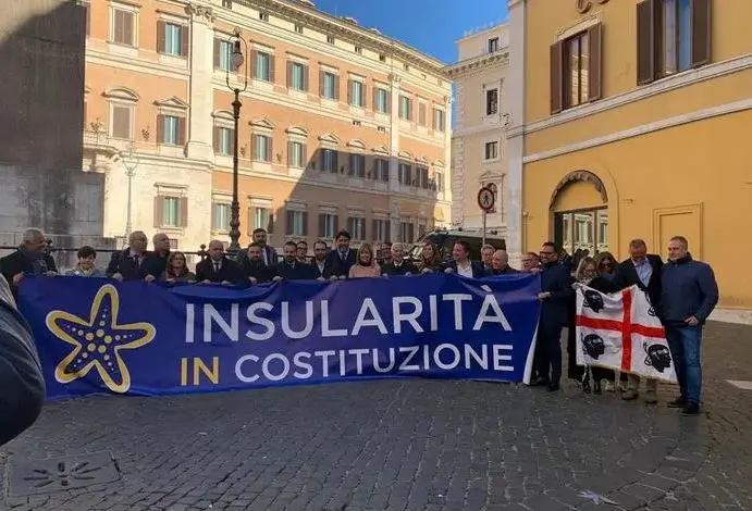 Insularità in Costituzione, manifestazione davanti a Montecitorio (Ansa)