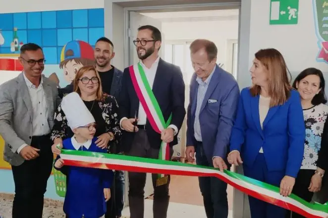 L'inaugurazione del punto cottura nella scuola di Uri (foto concessa)