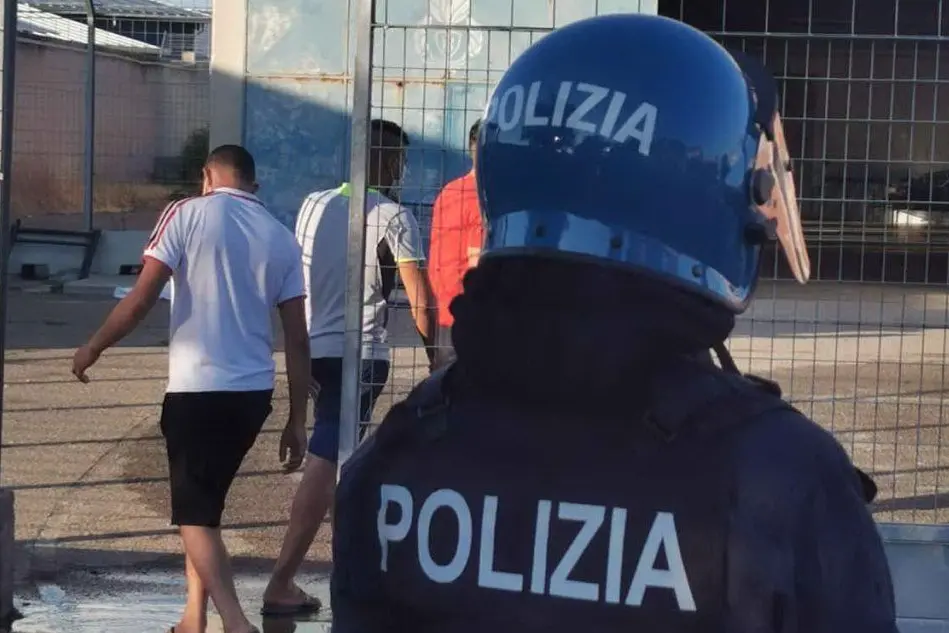 La polizia al Centro migranti (L'Unione Sarda)