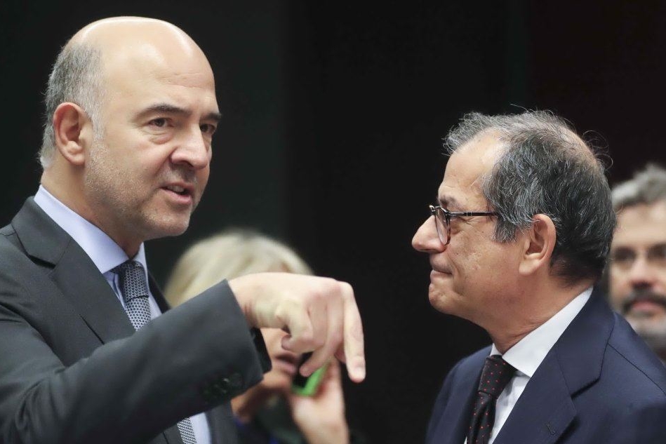 Il commissario europeo agli Affari economici Pierre Moscovici con Giovanni Tria (Ansa)