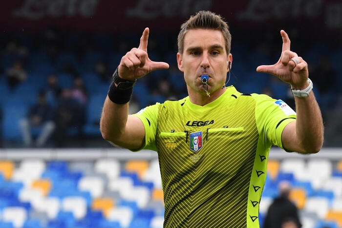 The referee Francesco Fourneau gestures during the Italian Serie A soccer match between SSC Napoli and Udinese at 'Diego Armando Maradona' stadium in Naples, Italy, 19 march 2022 . ANSA / CIRO FUSCO