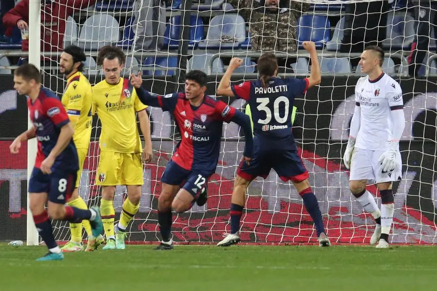 Festa rossobl&ugrave; dopo il gol di Pavoletti (Ansa)